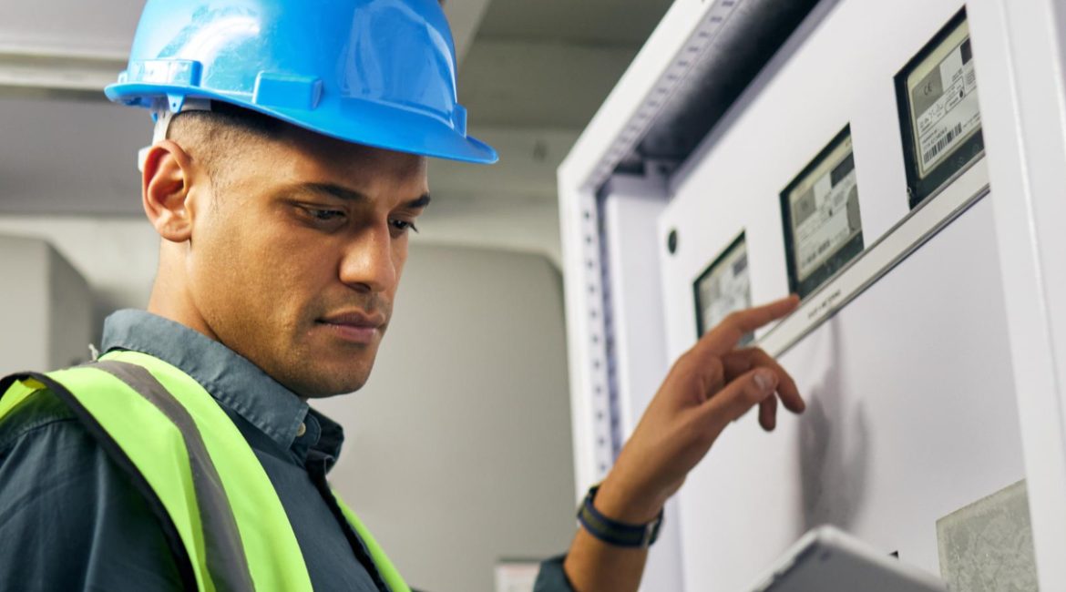 ingeniero electrico haciendo control de calidad