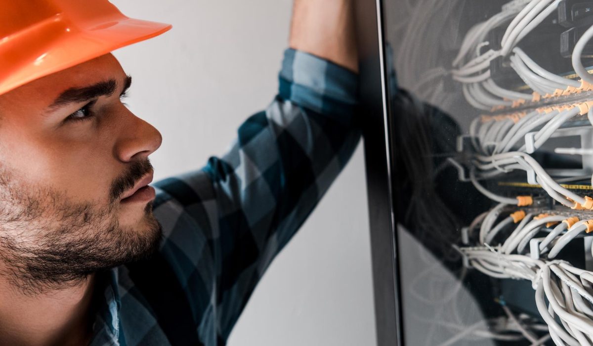 tecnico verifica conexiones electricas