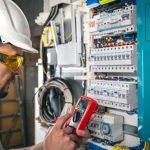 Guía Completa para la Instalación y Mantenimiento de Tableros Eléctricos en Clínicas