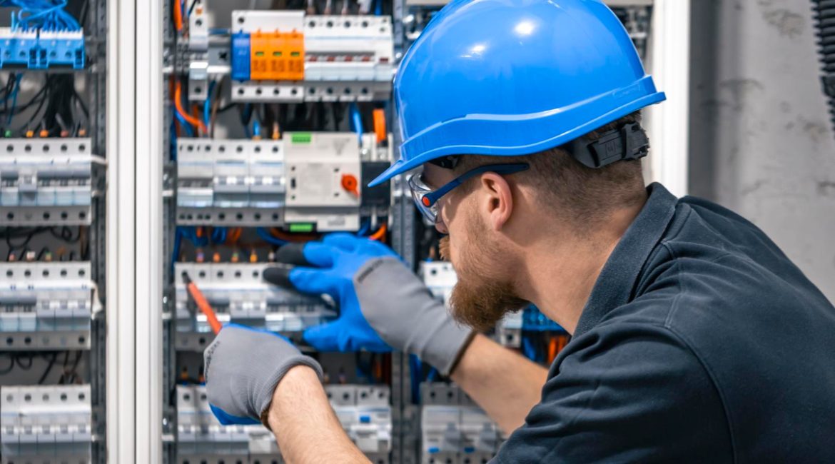 Mantenimiento de Tableros Eléctricos: 5 Claves para Elegir entre Preventivo y Correctivo