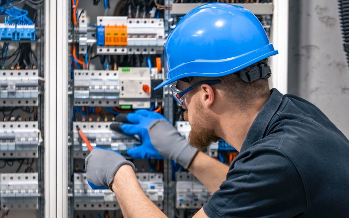 Mantenimiento de Tableros Eléctricos: 5 Claves para Elegir e