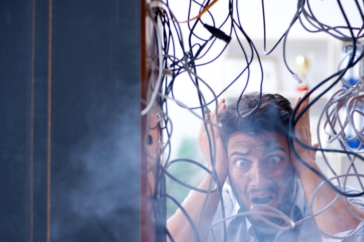 Mantenimiento de Tableros Eléctricos: 5 Claves para Elegir entre Preventivo y Correctivo