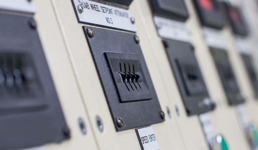 Fabricación de un tablero NAB 418 con interruptor termomagnético de 100 AMP