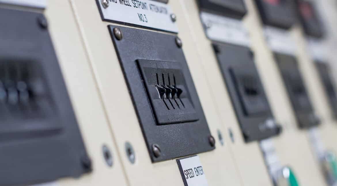 Fabricación de un tablero NAB 418 con interruptor termomagnético de 100 AMP