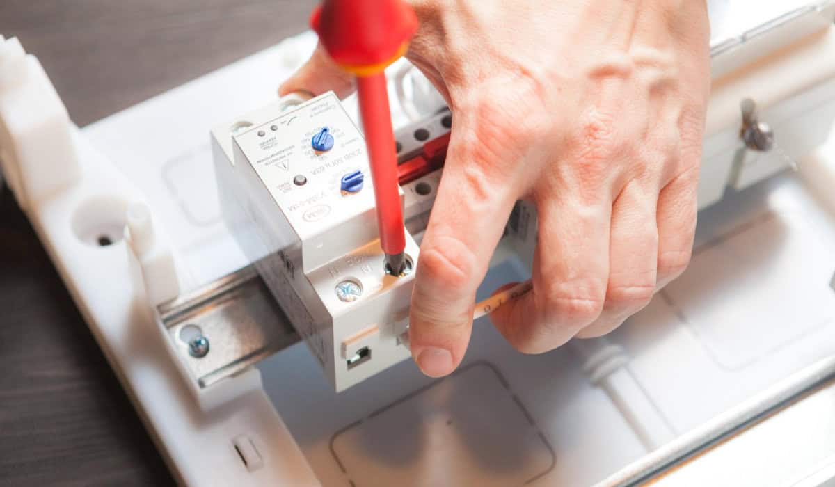 Fabricación de un tablero NAB 418 con interruptor termomagnético de 100 AMP