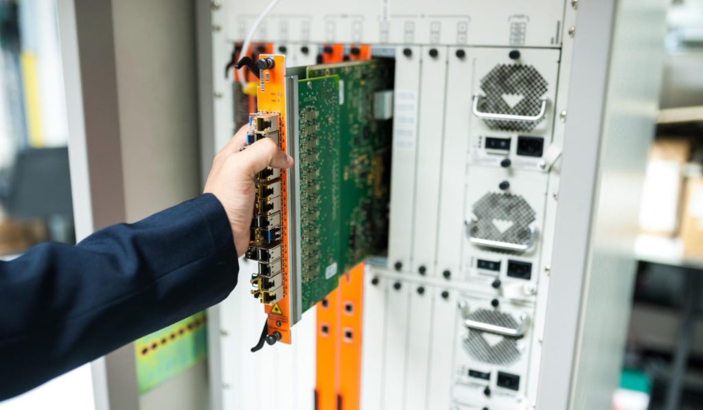 ¿Cuáles son las consecuencias de un tablero eléctrico mal instalado en un negocio?