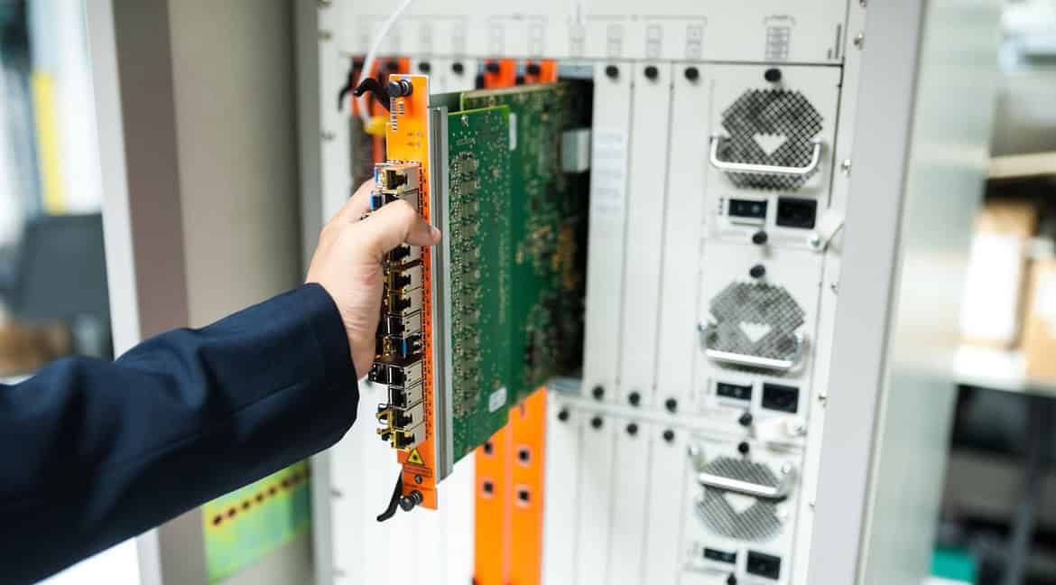 ¿Cuáles son las consecuencias de un tablero eléctrico mal instalado en un negocio?