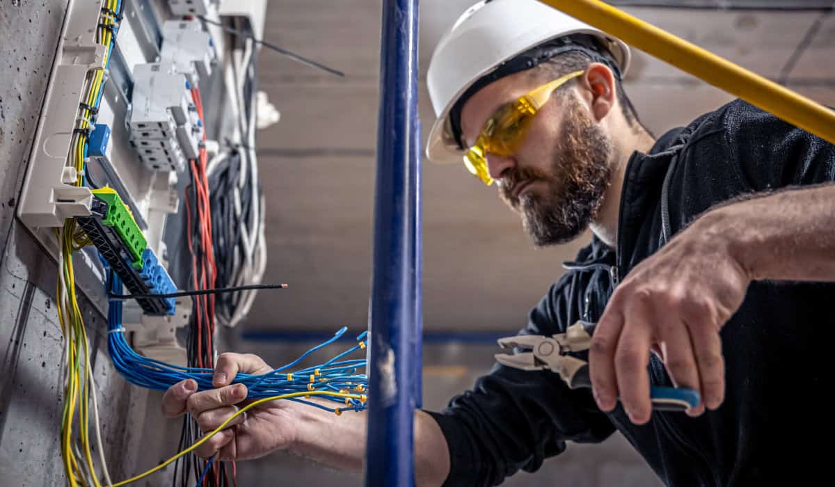 ¿Qué factores influyen en la vida útil de un tablero eléctrico?